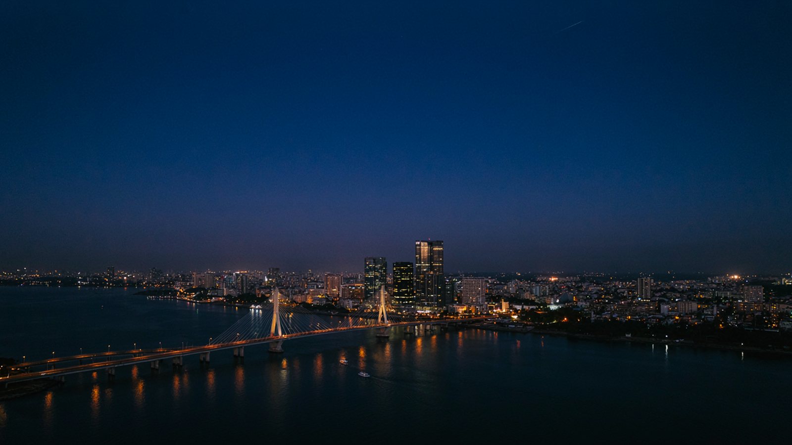 Quartier d'affaires d'Abidjan au crépuscule